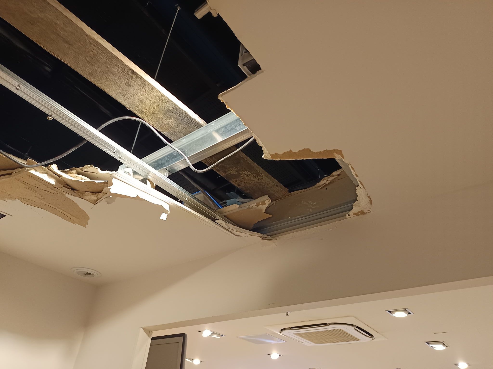 Chantier Pull and Bear, plaquisterie Caen